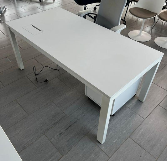 Holmris H4 hæve-sænkebord 160x80 cm i hvid set skråt – stilrent og ergonomisk skrivebord
