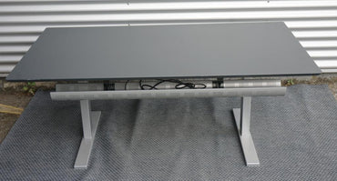 Frontbillede af Holmris hæve-sænkebord 160x90 i antracitgrå med elektrisk justerbart stel og kabelbakke.