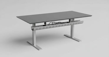 Frontbillede af Holmris hæve-sænkebord 160x90 i antracitgrå med elektrisk justerbart stel og kabelbakke.