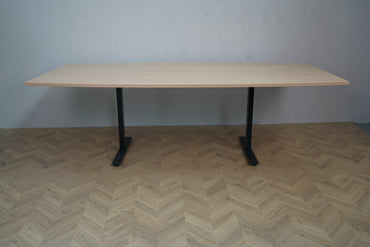 Holmris mødebord 240x120 cm – hæve sænkebord med bøg bordplade og sort stel, frontbillede