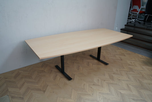 Holmris konferencebord 240x120 cm – hæve sænkebord med sort stel og bøg bordplade, skrå vinkel