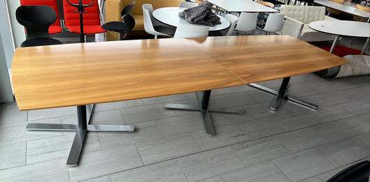 Frontbillede af Holmris konferencebord i valnød med afrundede hjørner og skjulte ben – elegant design, 360x120 cm.