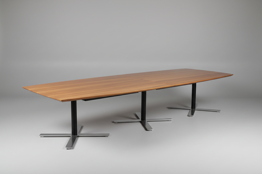 Frontbillede af Holmris konferencebord i valnød med afrundede hjørner og skjulte ben – elegant design, 360x120 cm.
