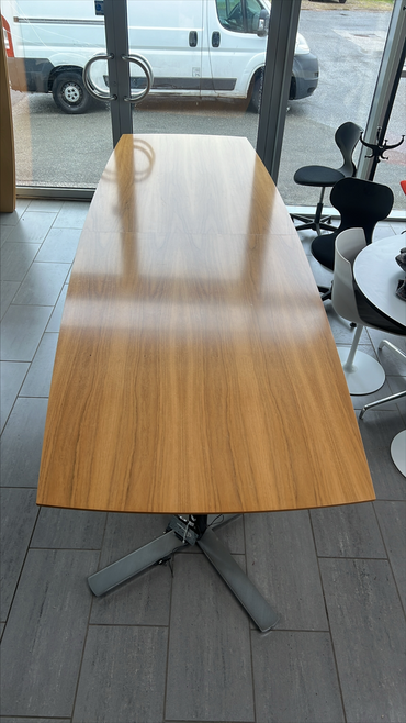 Sideprofil af Holmris konferencebord i valnød med affasede kanter og svævende ben – stilfuldt skandinavisk design, 360x120 cm.