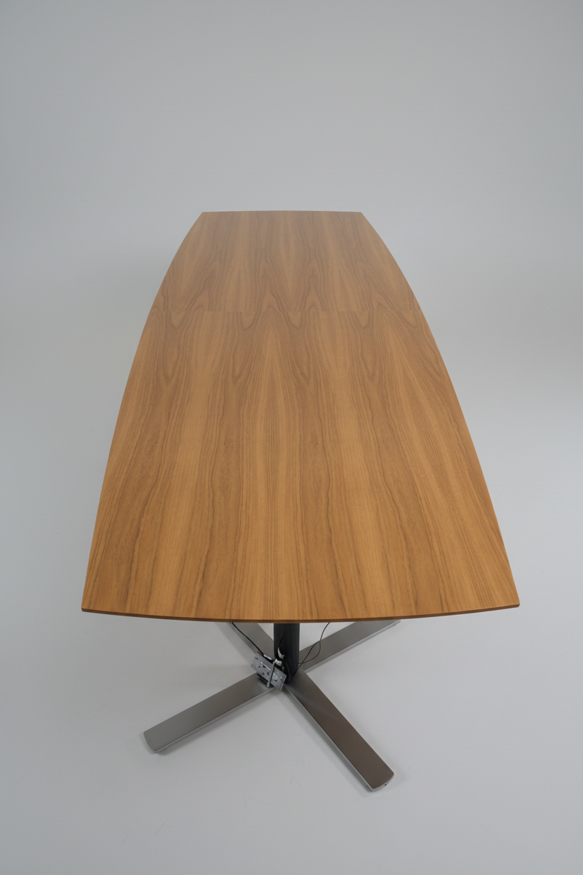 Sideprofil af Holmris konferencebord i valnød med affasede kanter og svævende ben – stilfuldt skandinavisk design, 360x120 cm.
