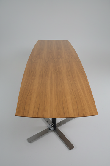 Sideprofil af Holmris konferencebord i valnød med affasede kanter og svævende ben – stilfuldt skandinavisk design, 360x120 cm.
