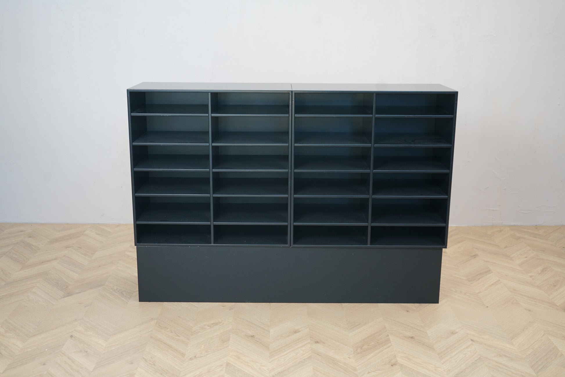 Holmris kontorreol / dueslag i sort 140x34x98 cm set forfra med mange rum til post og dokumenter