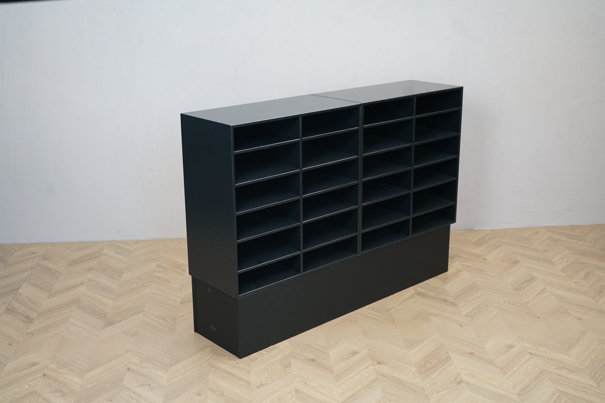 Holmris kontorreol / dueslag i sort 140x34x98 cm set fra skrå vinkel til kontoropbevaring og postfordeling