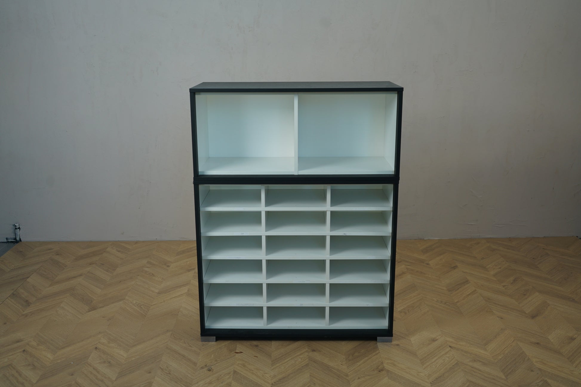 Holmris kontorreol / kontorskab / dueslag 90x40x119 cm i hvid med sort kant set forfra med mange rum til post og dokumenter