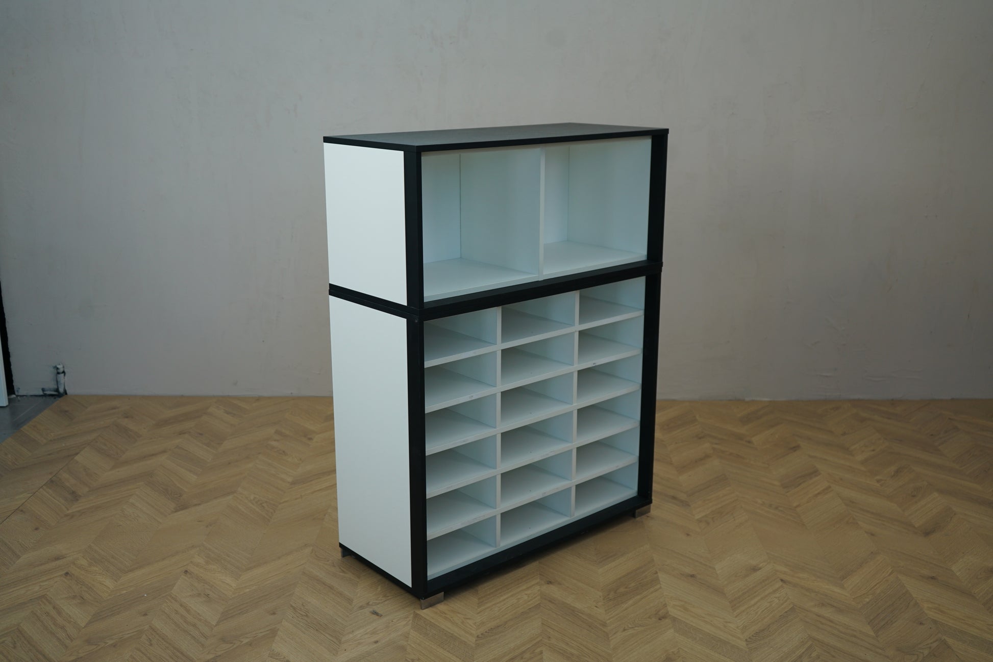 Holmris kontorreol / kontorskab / dueslag 90x40x119 cm i hvid med sort kant set fra skrå vinkel til kontoropbevaring og postfordeling