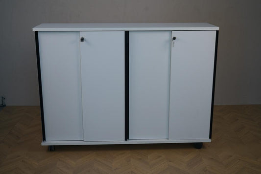 Holmris kontorskab i hvid med lås og hjul – set forfra