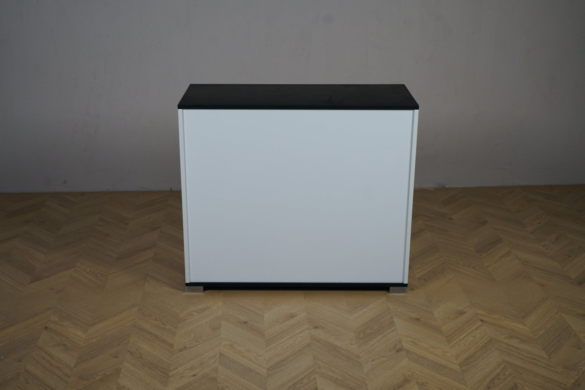 Holmris kontorskab / kontorreol med dueslag i hvid og sort, 90x39x78 cm set bagfra til opbevaring på kontor