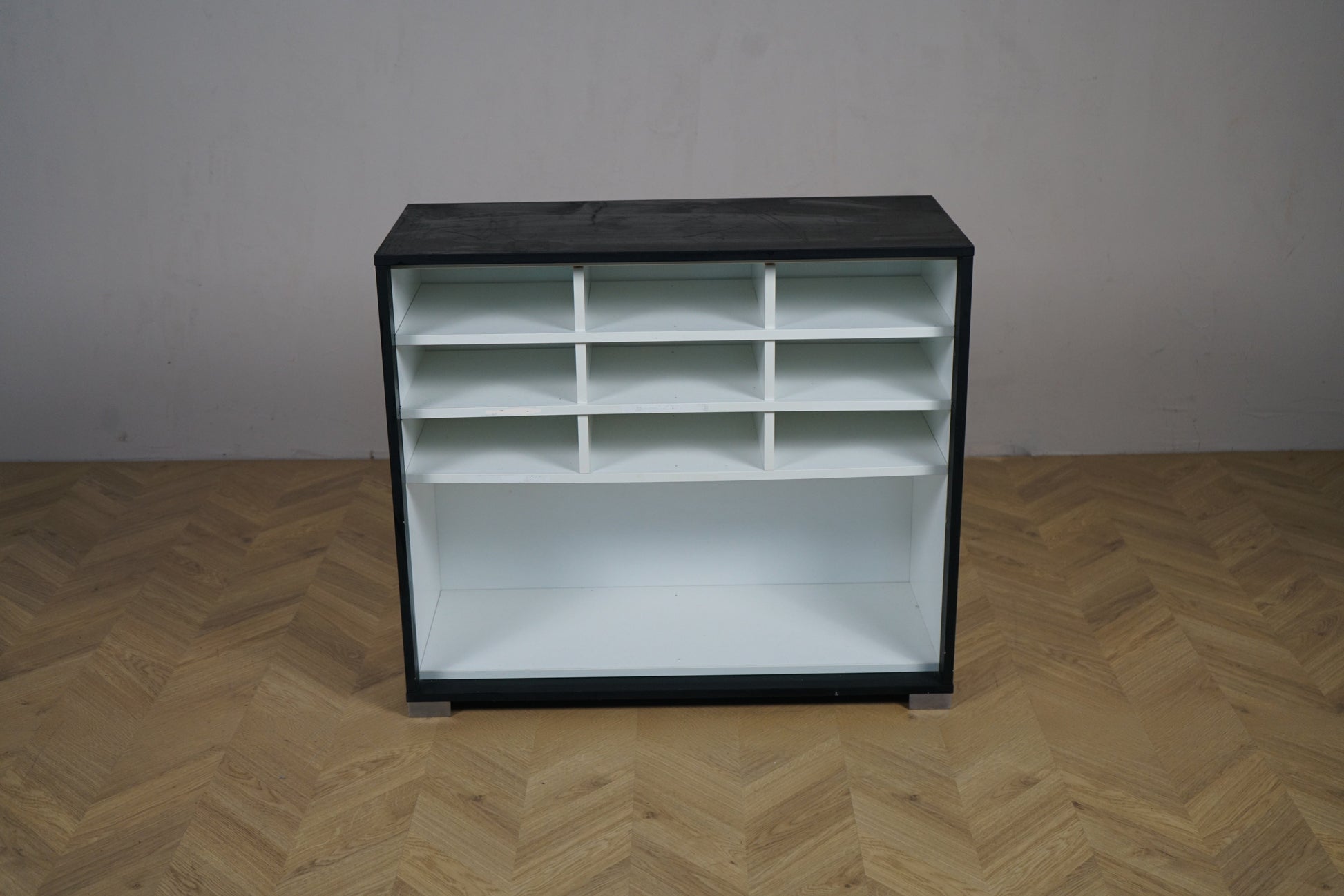 Holmris kontorskab / kontorreol med dueslag i hvid og sort, 90x39x78 cm set forfra med flere rum til dokumenter og post