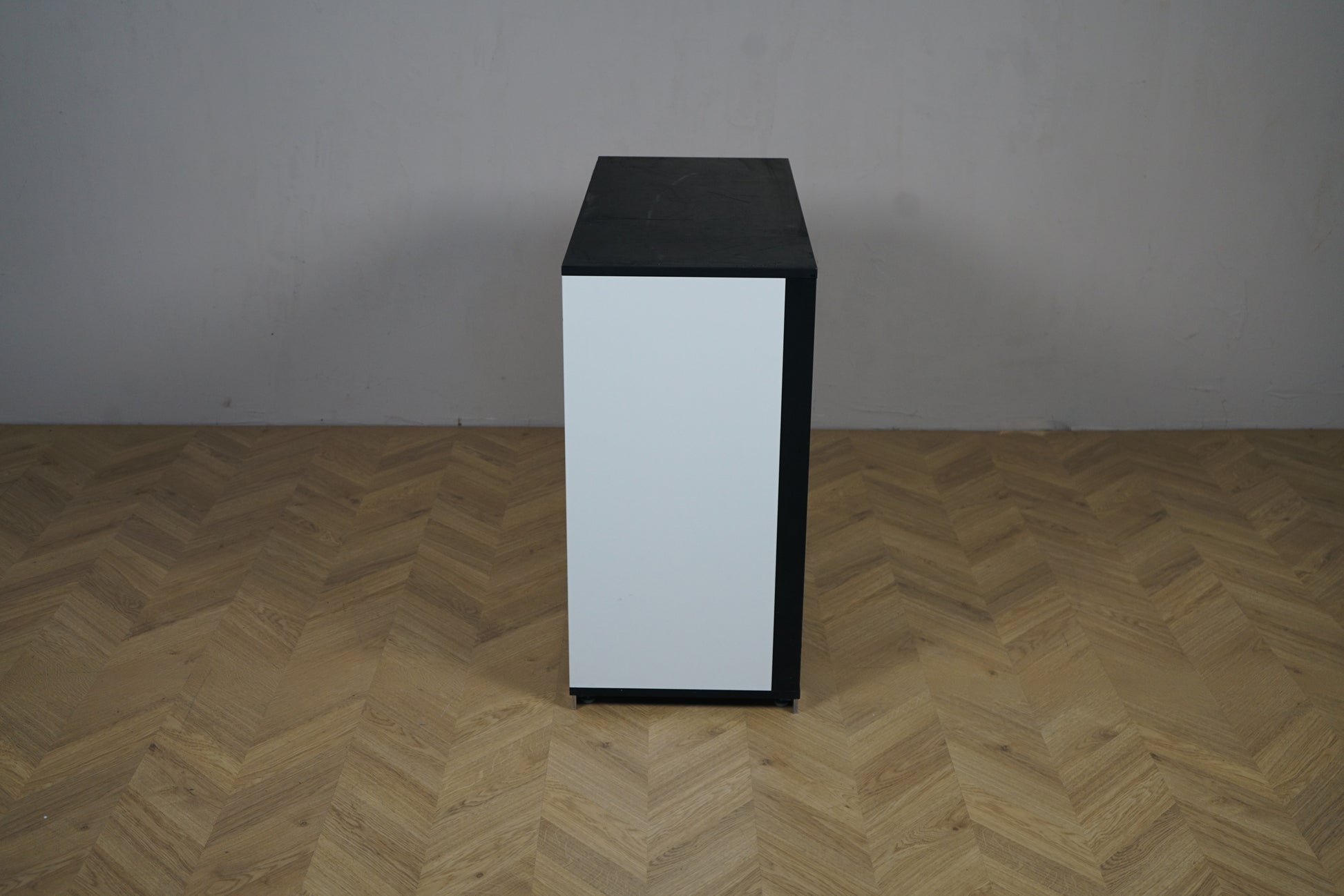 Holmris kontorskab / kontorreol med dueslag i hvid og sort, 90x39x78 cm set fra siden til kontoropbevaring