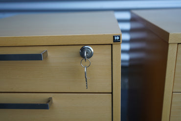 Close-up af Holmris skuffekassette – lås i øverste skuffe og kuglelejer i skuffernes udtræk