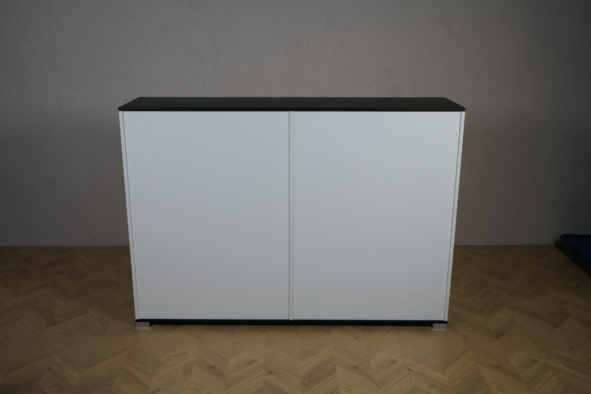 Holmris skydeskab 160x40x114 cm i hvid set bagfra med sort kant