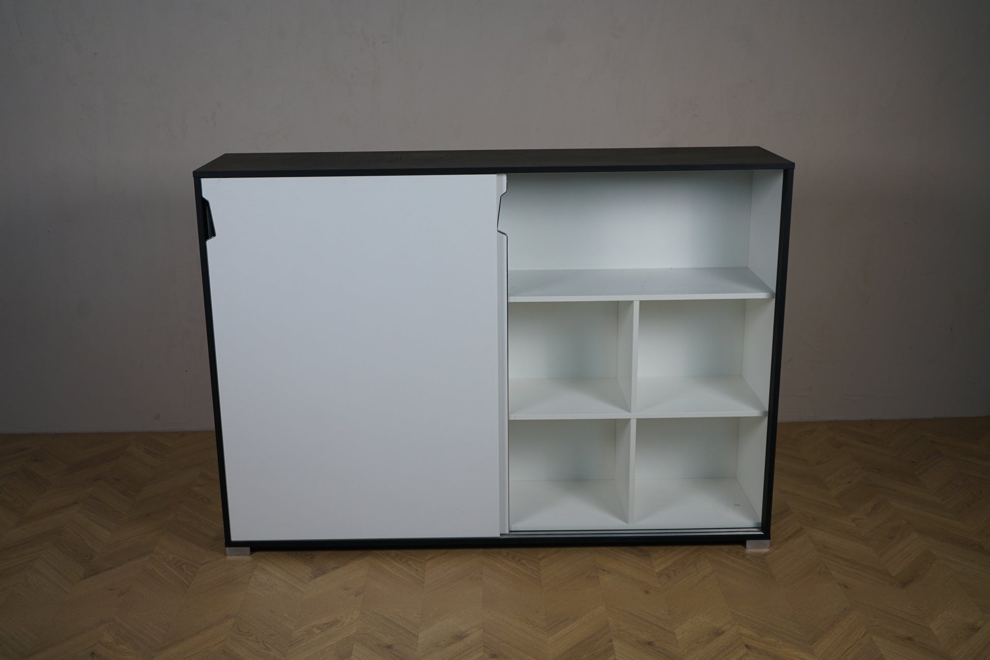 Holmris skydeskab 160x40x114 cm set forfra med højre låge åben og hylder synlige