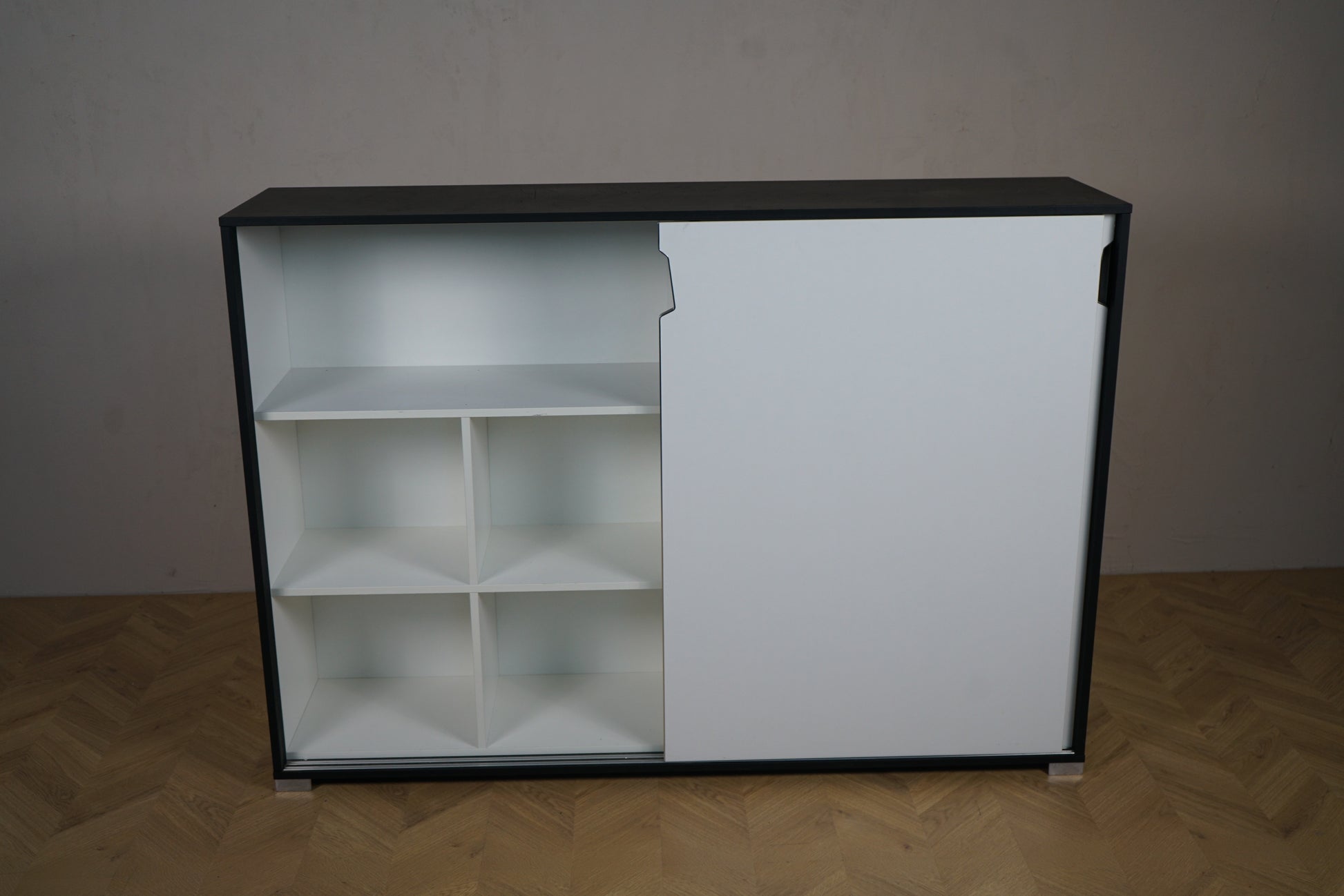 Holmris skydeskab 160x40x114 cm set forfra med venstre låge åben og indvendige rum synlige