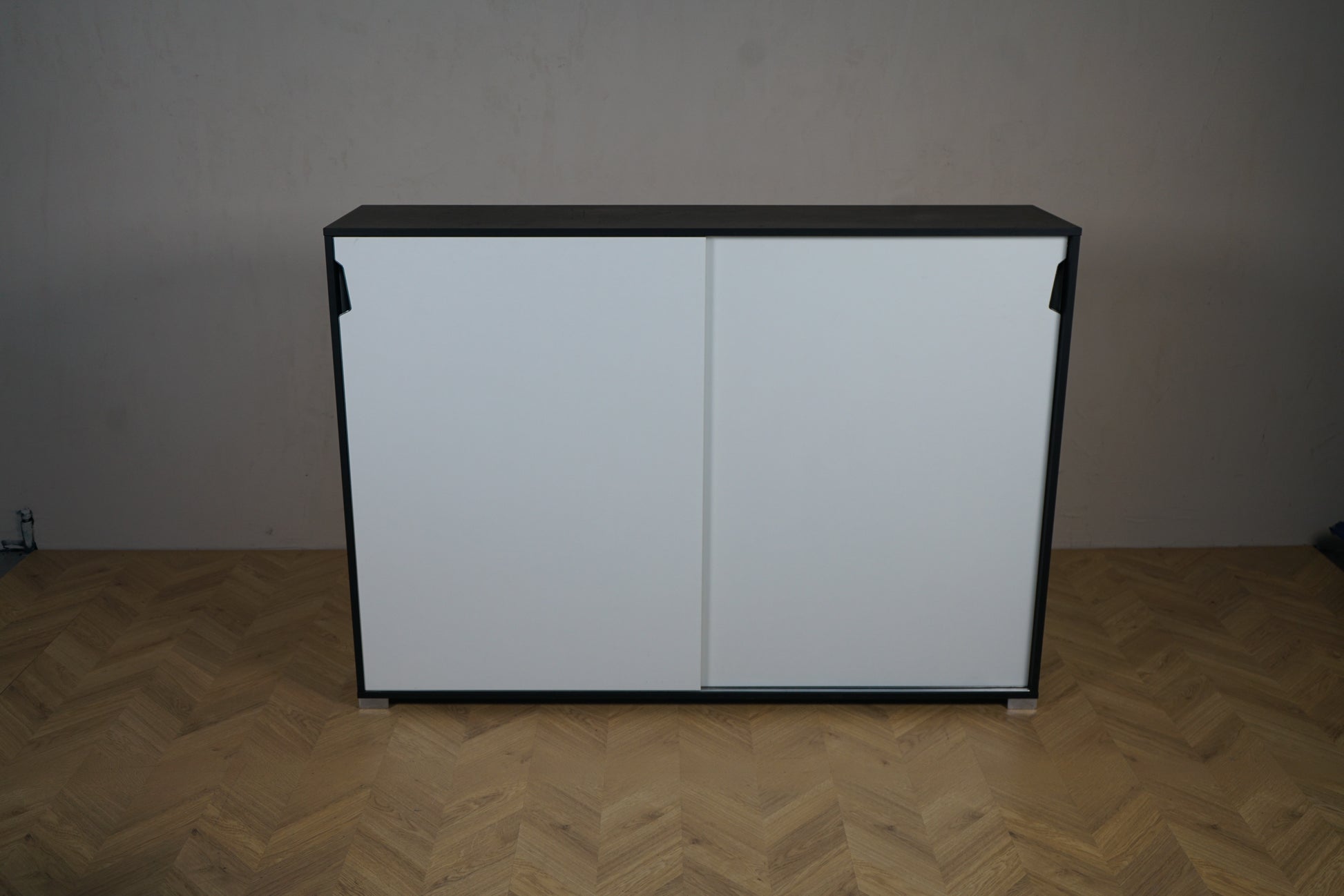 Holmris skydeskab 160x40x114 cm i hvid med sort kant set forfra med lukkede låger