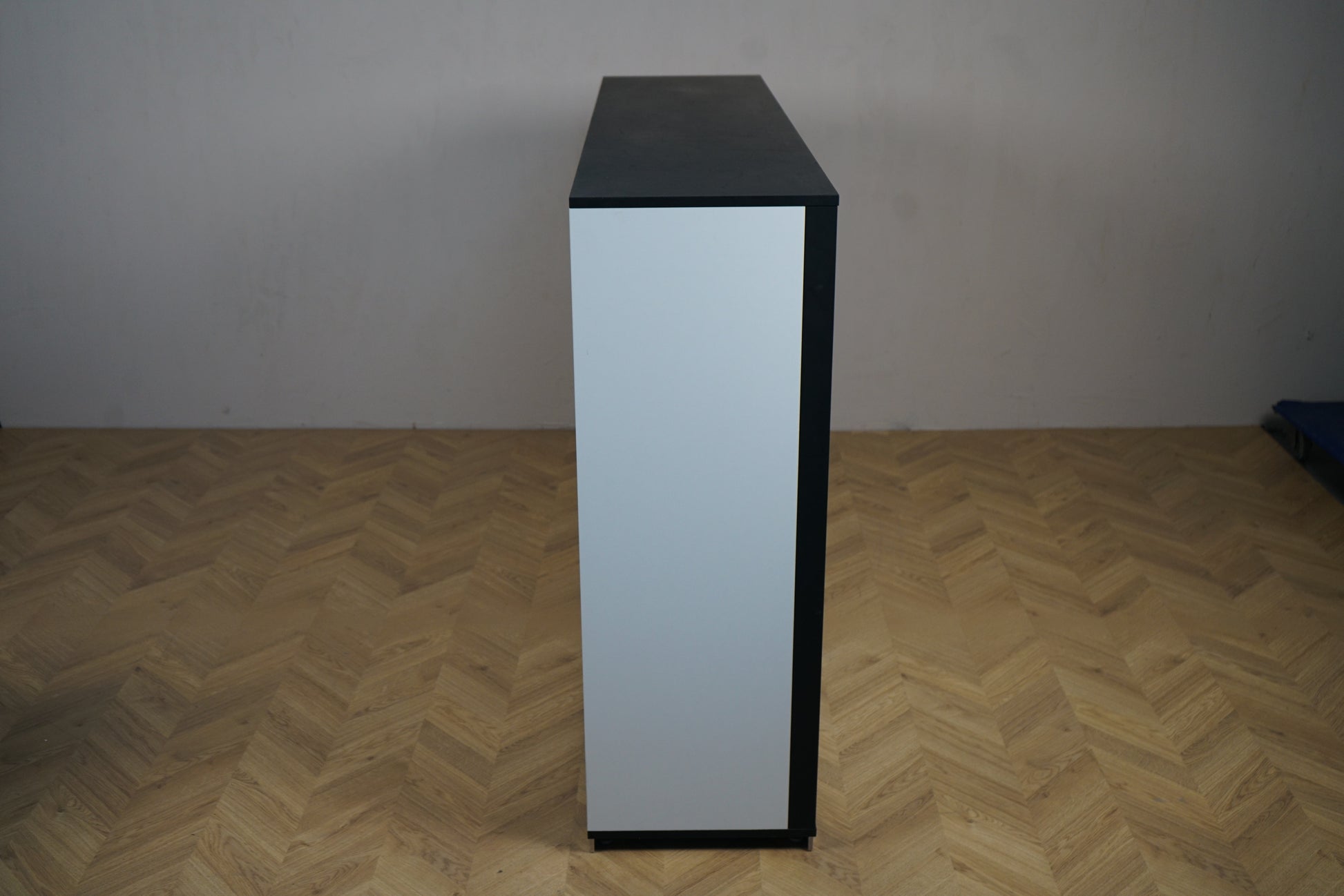 Holmris skydeskab 160x40x114 cm i hvid med sort kant set fra siden