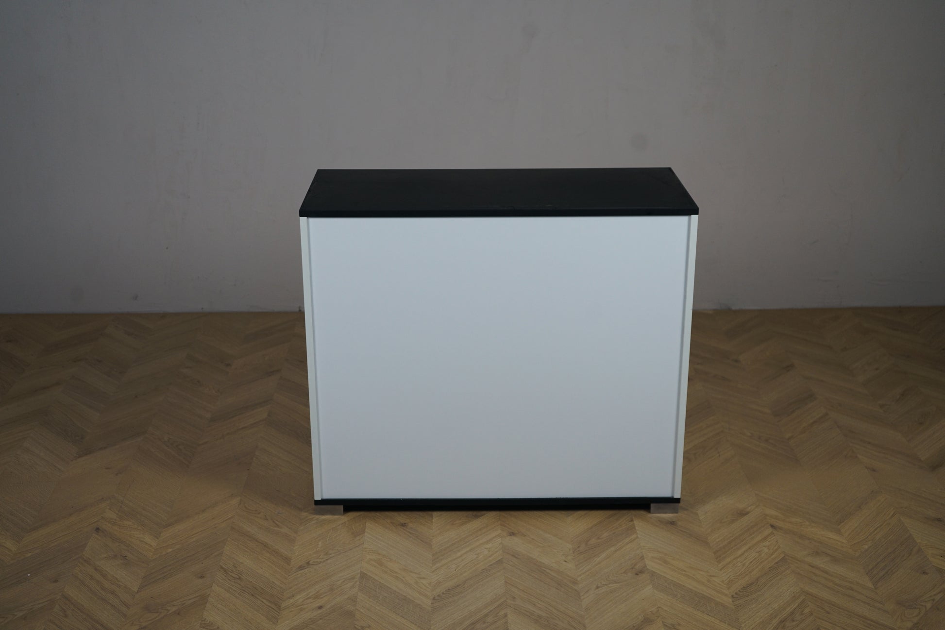 Holmris skydeskab 90x40x79 cm i hvid set bagfra med sort kant