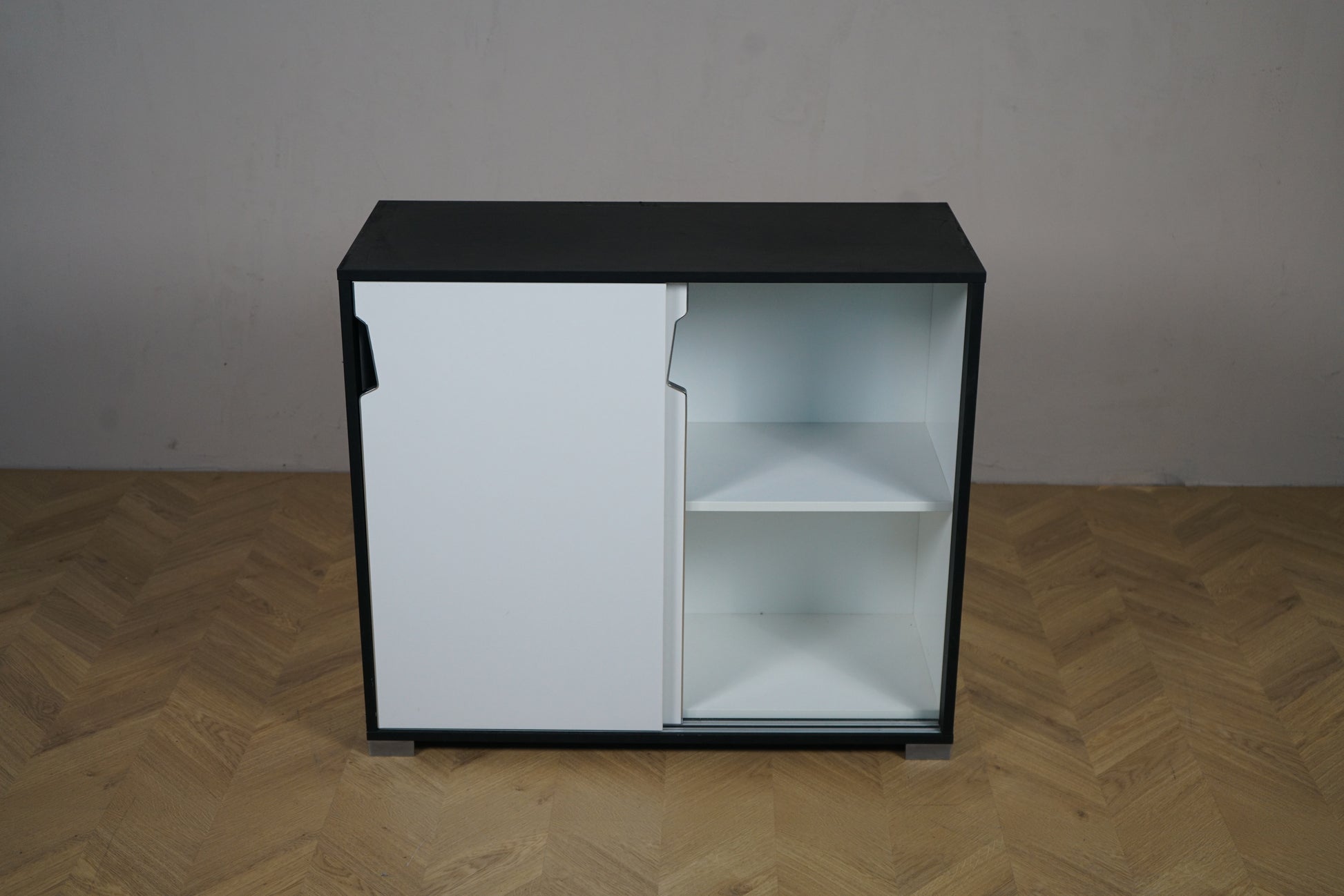 Holmris skydeskab 90x40x79 cm set forfra med højre låge åben og hylder synlige