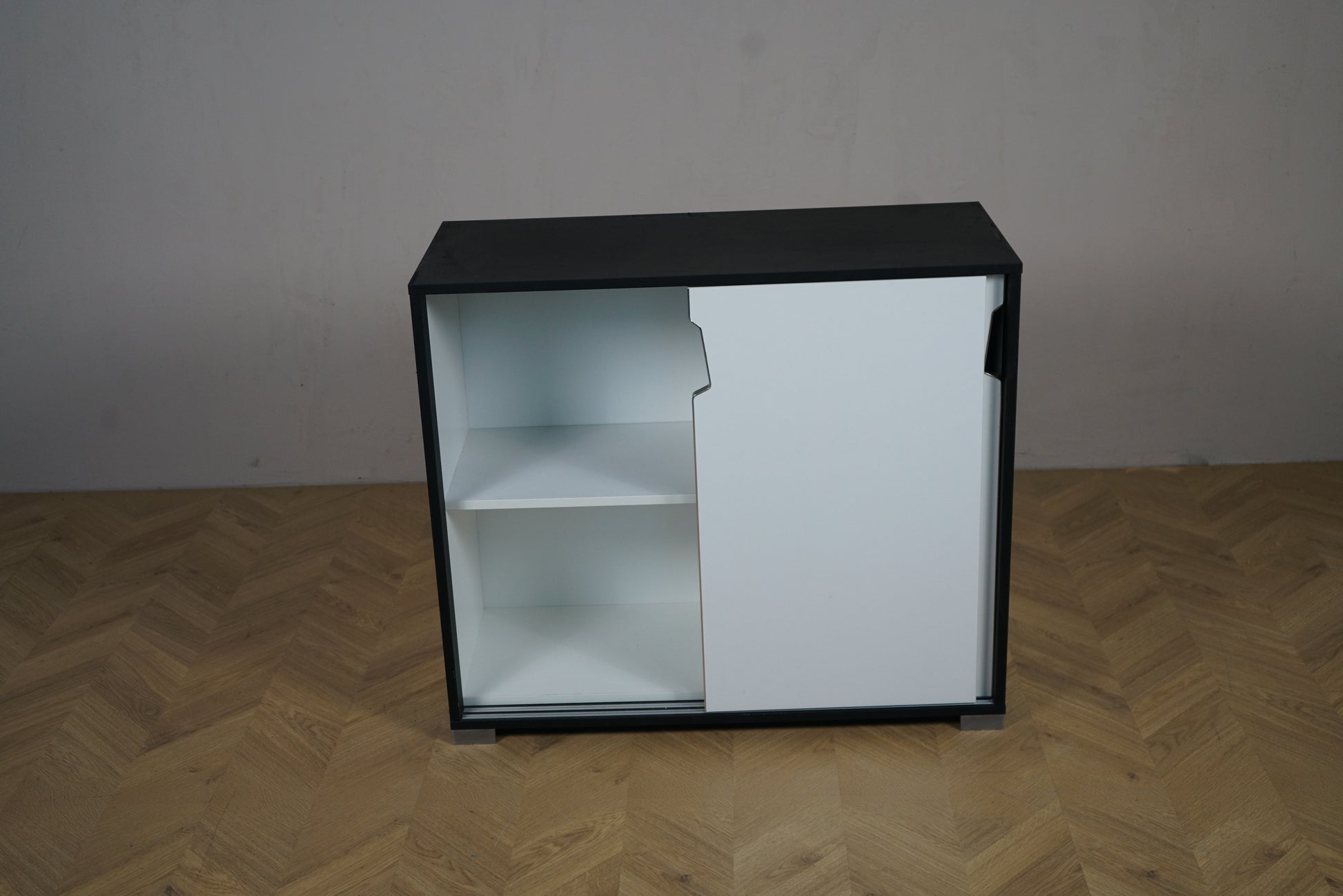 Holmris skydeskab 90x40x79 cm set forfra med venstre låge åben og indvendig opbevaring synlig