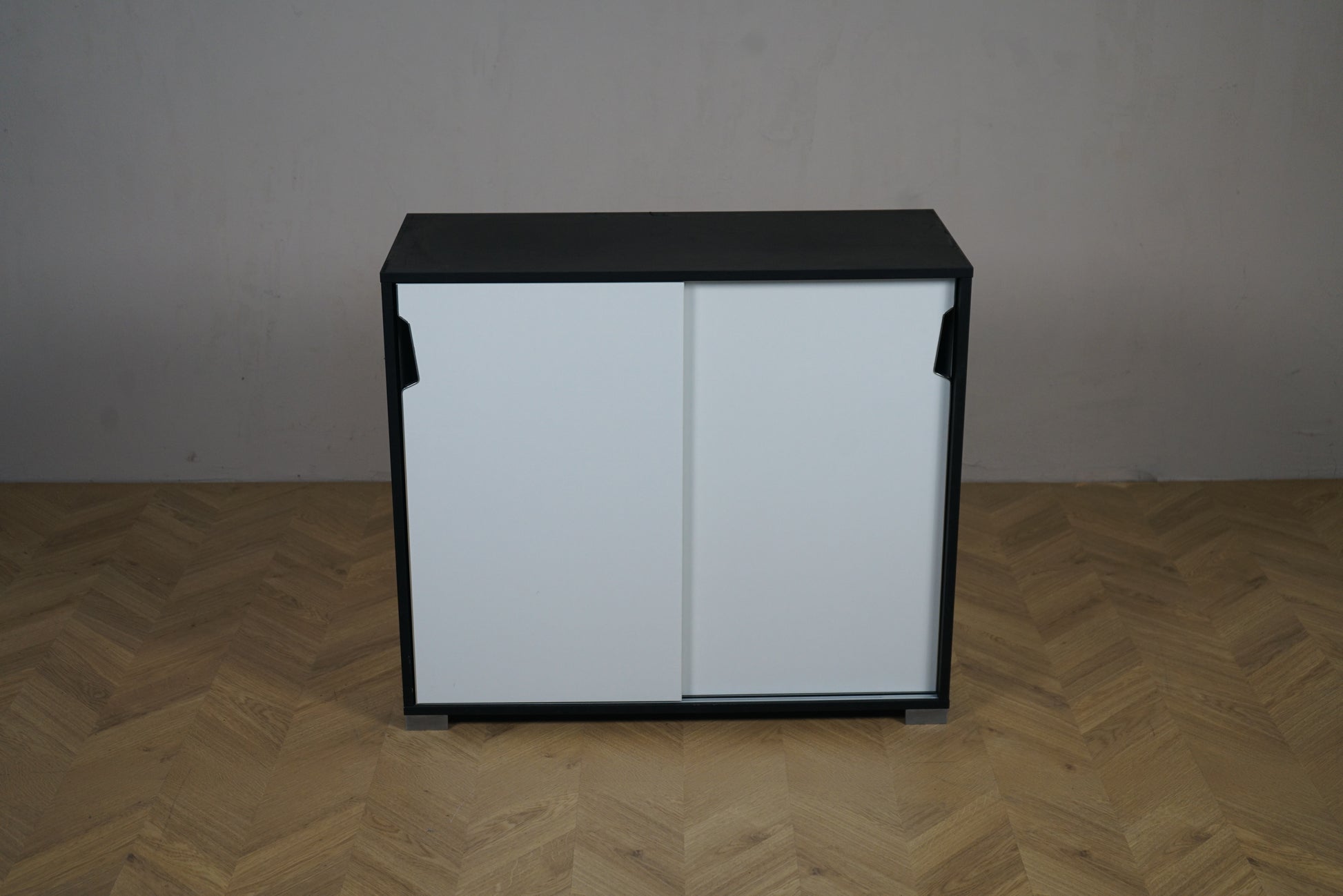 Holmris skydeskab 90x40x79 cm i hvid med sort kant set forfra med lukkede låger