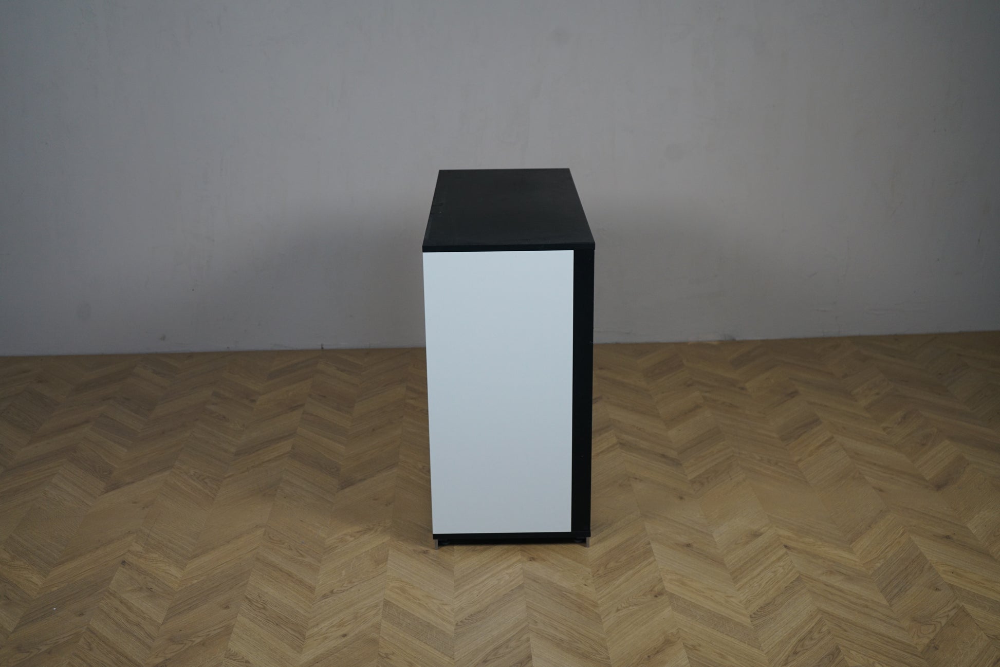 Holmris skydeskab 90x40x79 cm i hvid med sort kant set fra siden