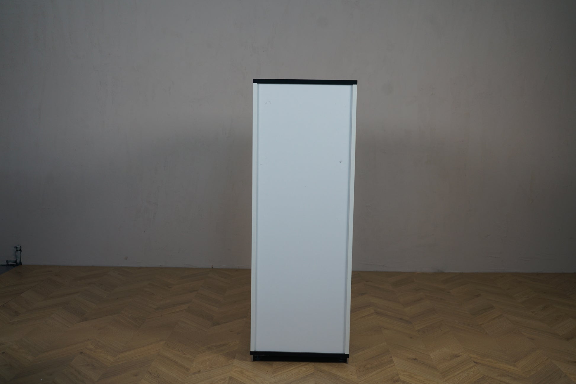 Holmris TOWER kontorskab 90x40x115 cm set bagfra i hvid med sort kant