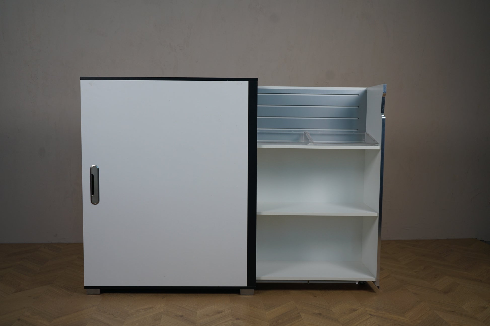 Holmris TOWER kontorskab 90x40x115 cm set forfra med udtræk åben og hylder synlige