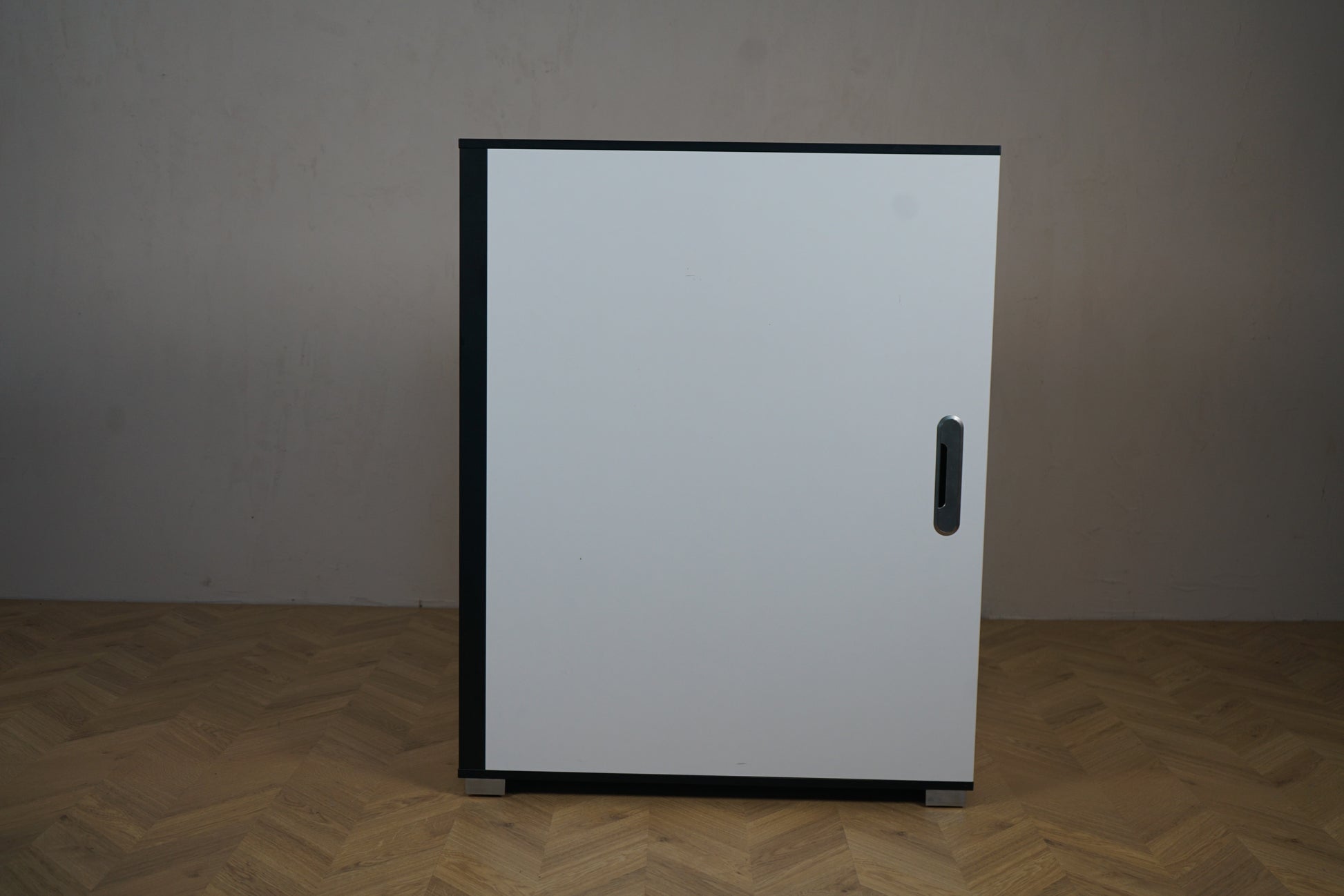 Holmris TOWER kontorskab 90x40x115 cm i hvid med sort kant set forfra