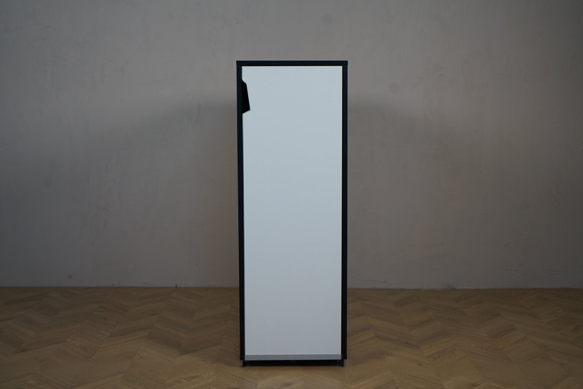 Holmris TOWER kontorskab 90x40x115 cm i hvid med sort kant set fra siden