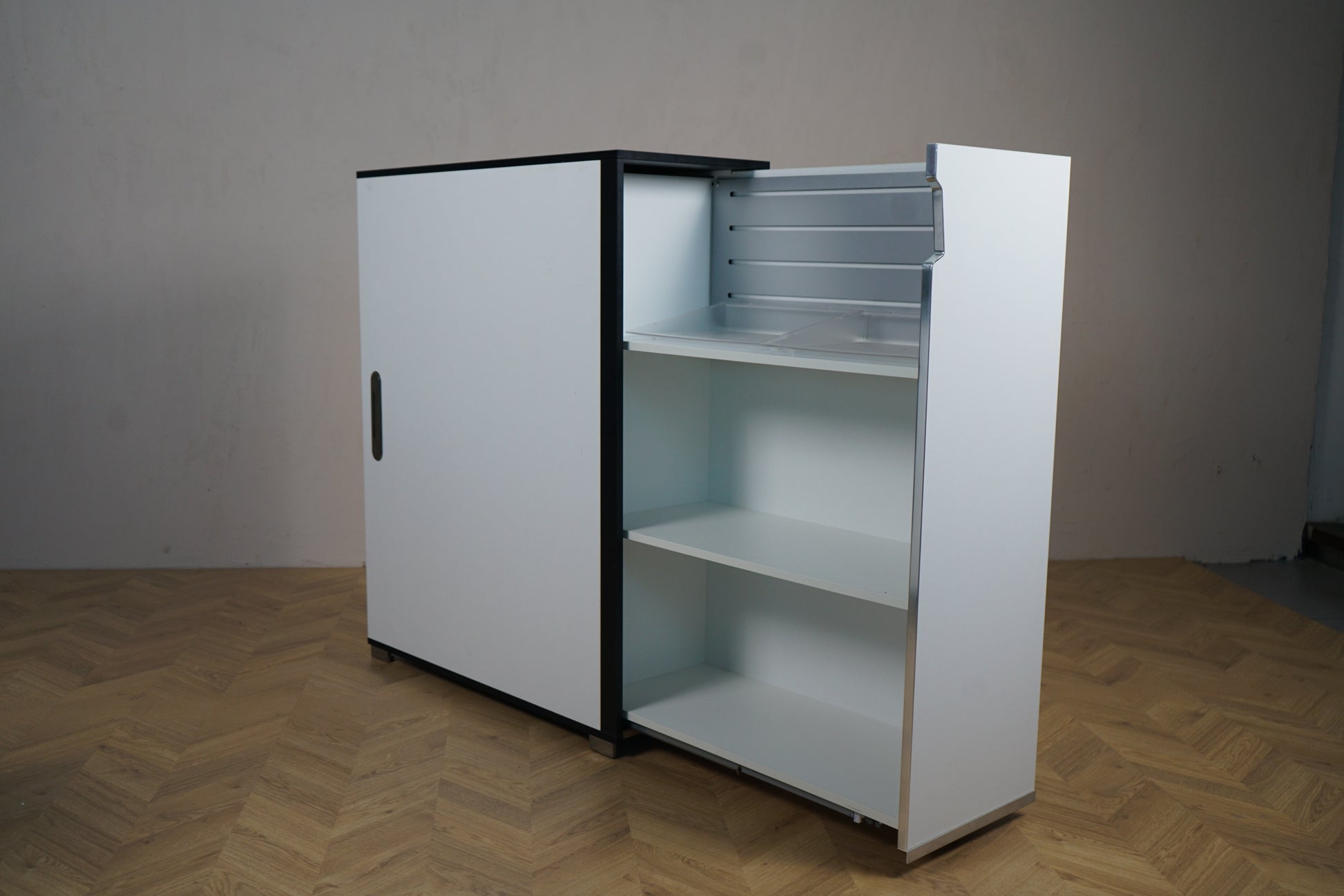 Holmris TOWER kontorskab 90x40x115 cm i hvid med sort kant set fra skrå vinkel med udtræk åben