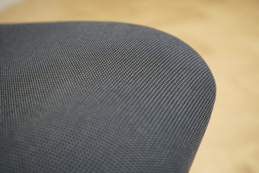 Detalje af Howe 40/4 konferencestol med mørkeblå polstret sæde – eksklusiv mødestol i høj kvalitet