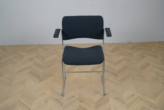 Howe 40/4 konferencestol mørkeblå polstring med armlæn og krom stel set forfra – stabelbar mødestol