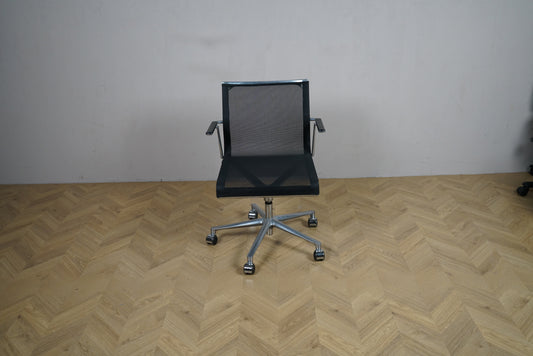 ICF kontorstol i sort mesh med poleret stel og hjul, set forfra.