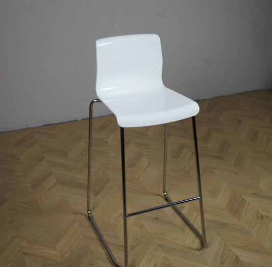 IKEA barstol i hvid med kromstel, set skråt forfra – komfortabel og stabelbar designstol.