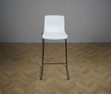 IKEA barstol i hvid med kromstel, set forfra – stilren og funktionel barstol med 66 cm siddehøjde.