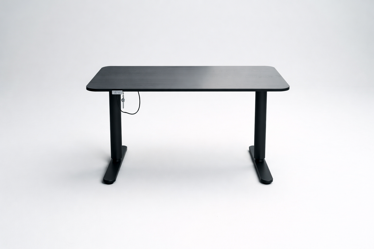 Frontvisning af ergonomisk og moderne IKEA Bekant hæve-sænkebord i sort med elektrisk højdejustering. Stor bordplade på 120x80 cm giver optimal komfort og arbejdsstilling til kontor og hjemmearbejdsplads.