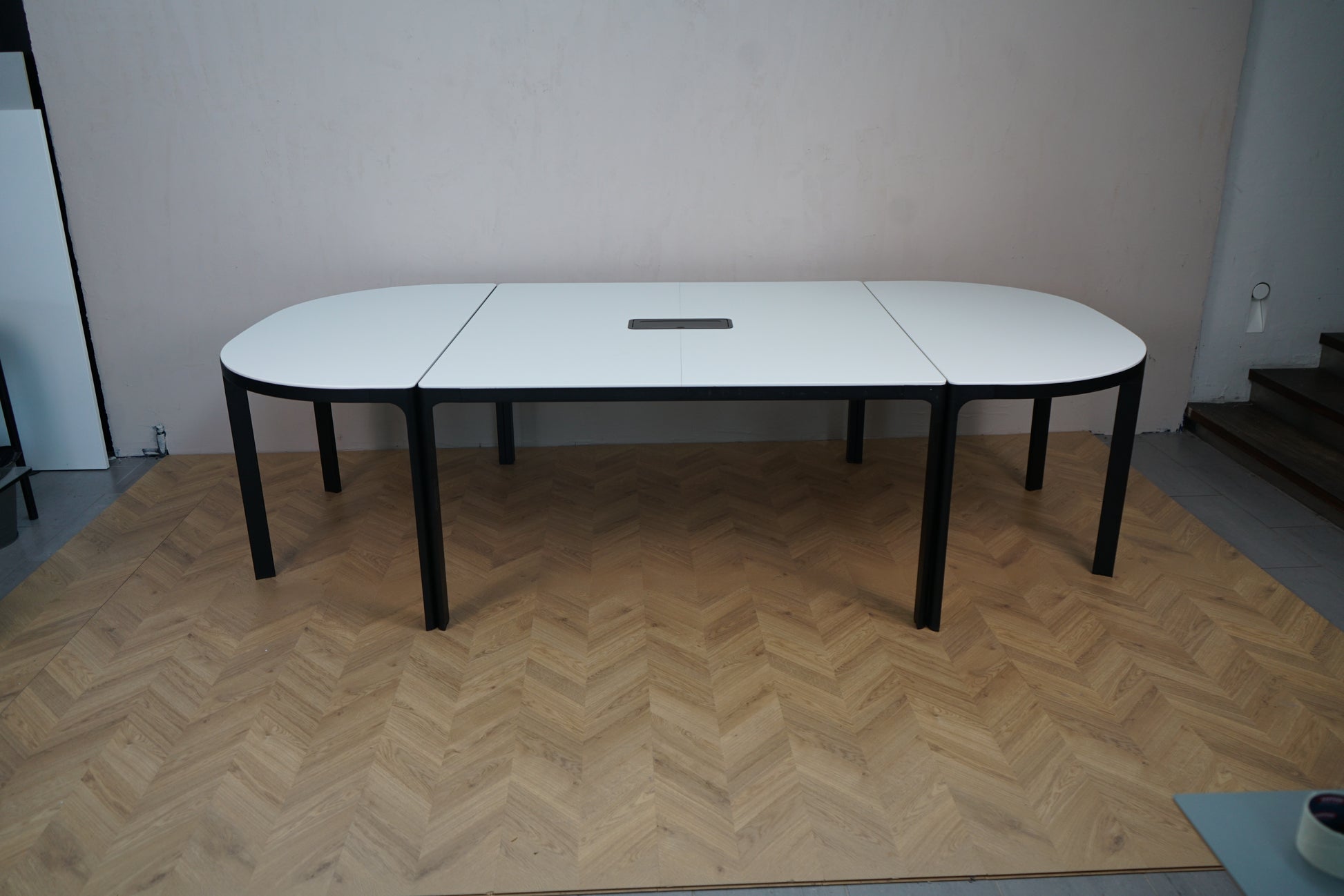 IKEA Bekant mødebord / konferencebord 280x140 cm med hvid plade og sorte ben set forfra