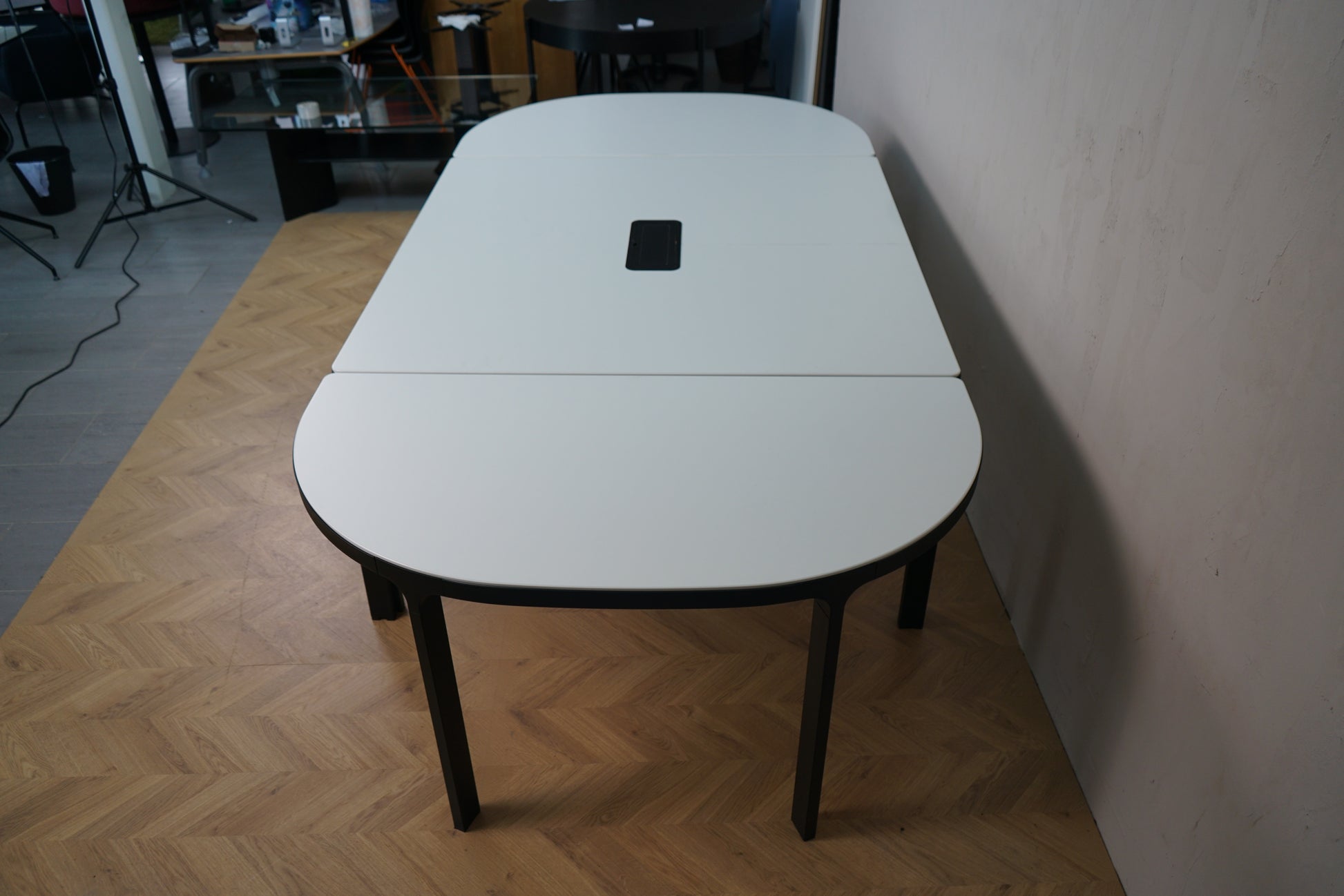 IKEA Bekant konferencebord 280x140 cm i hvid med sorte ben set fra siden.