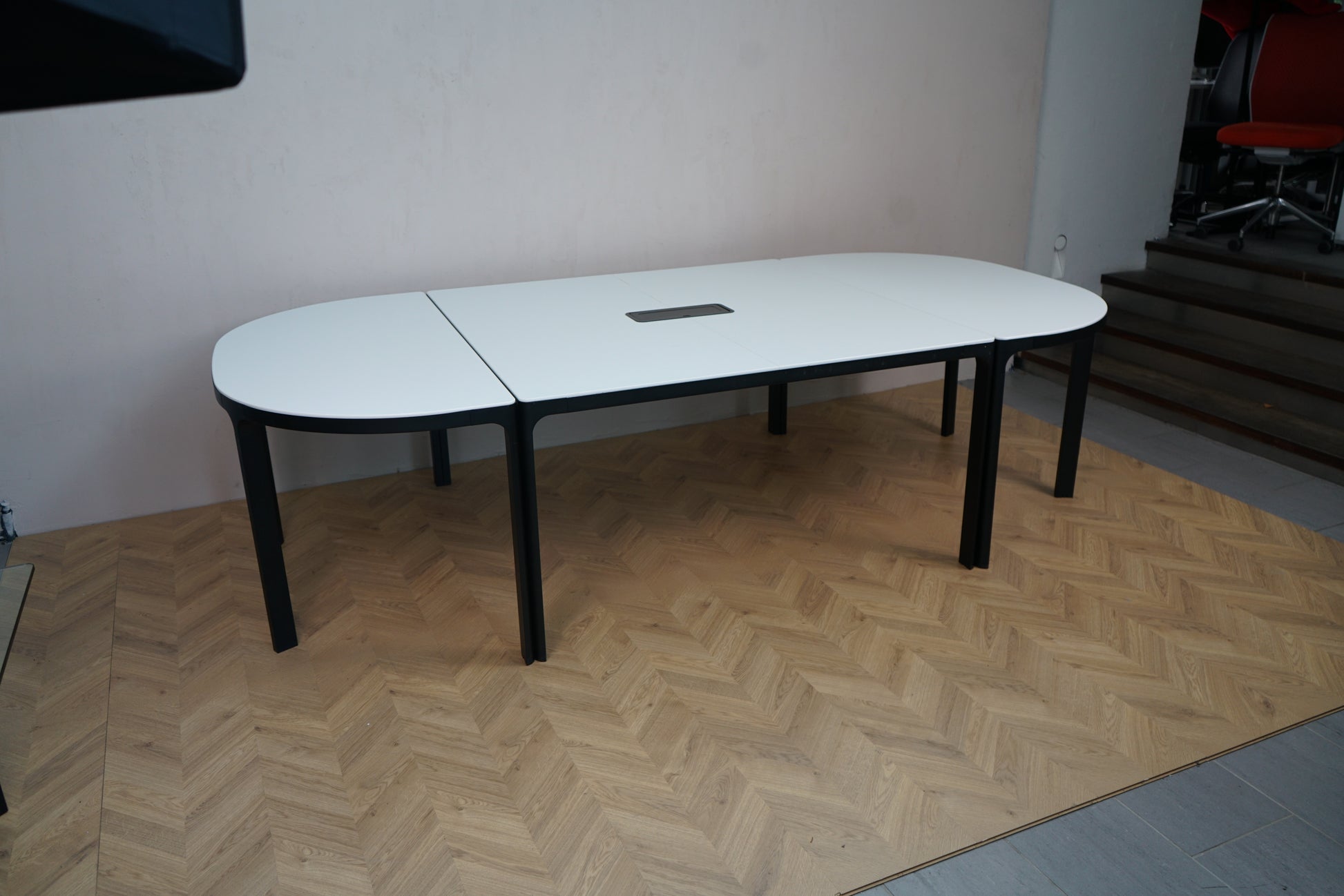 Skrå vinkel af IKEA Bekant mødebord / konferencebord 280x140 cm – hvid laminatplade med sorte ben.