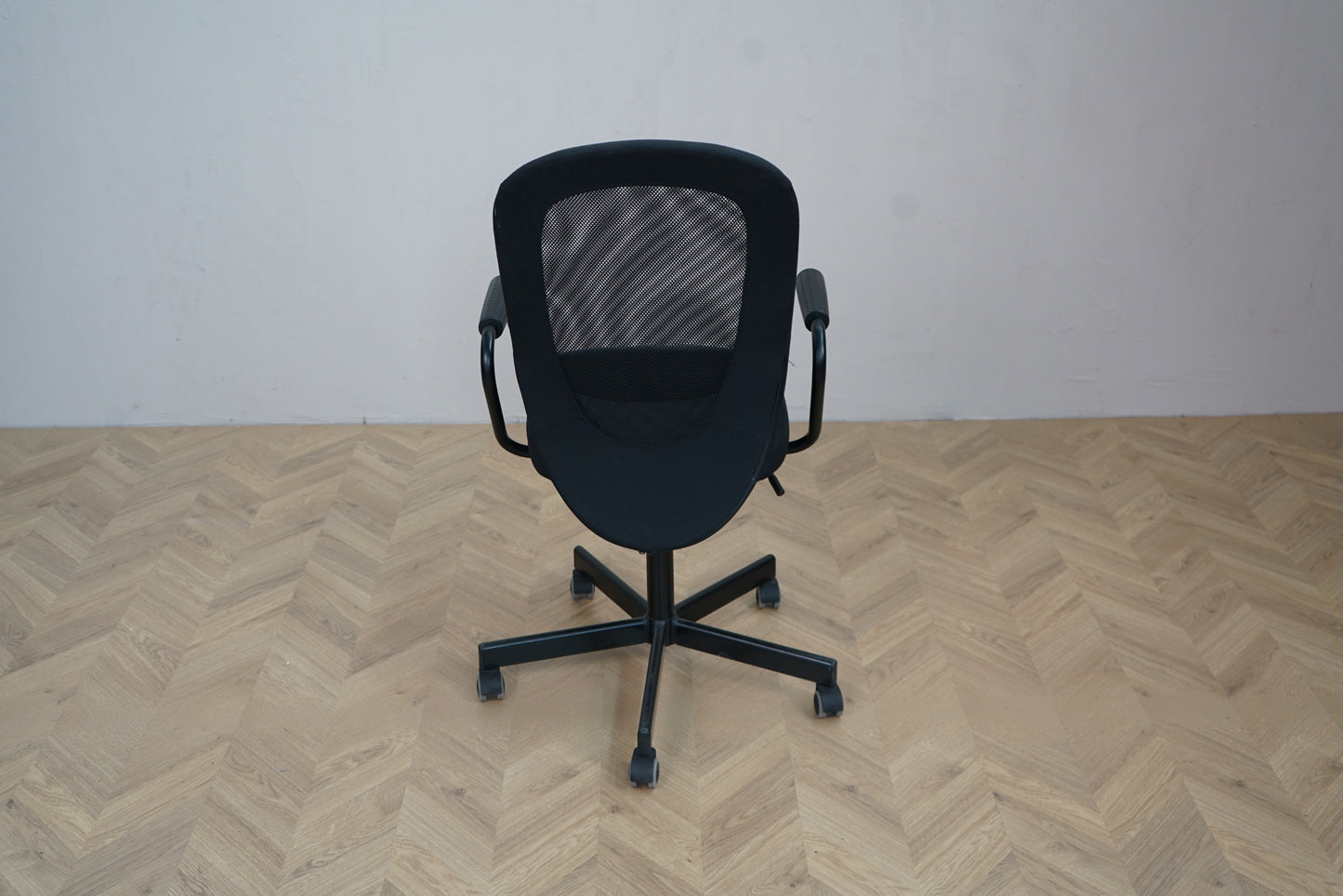 IKEA Flintan kontorstol i sort med mesh ryglæn og hjul – bagbillede