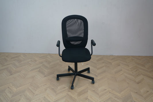 IKEA Flintan kontorstol i sort med mesh ryglæn og armlæn – frontbillede