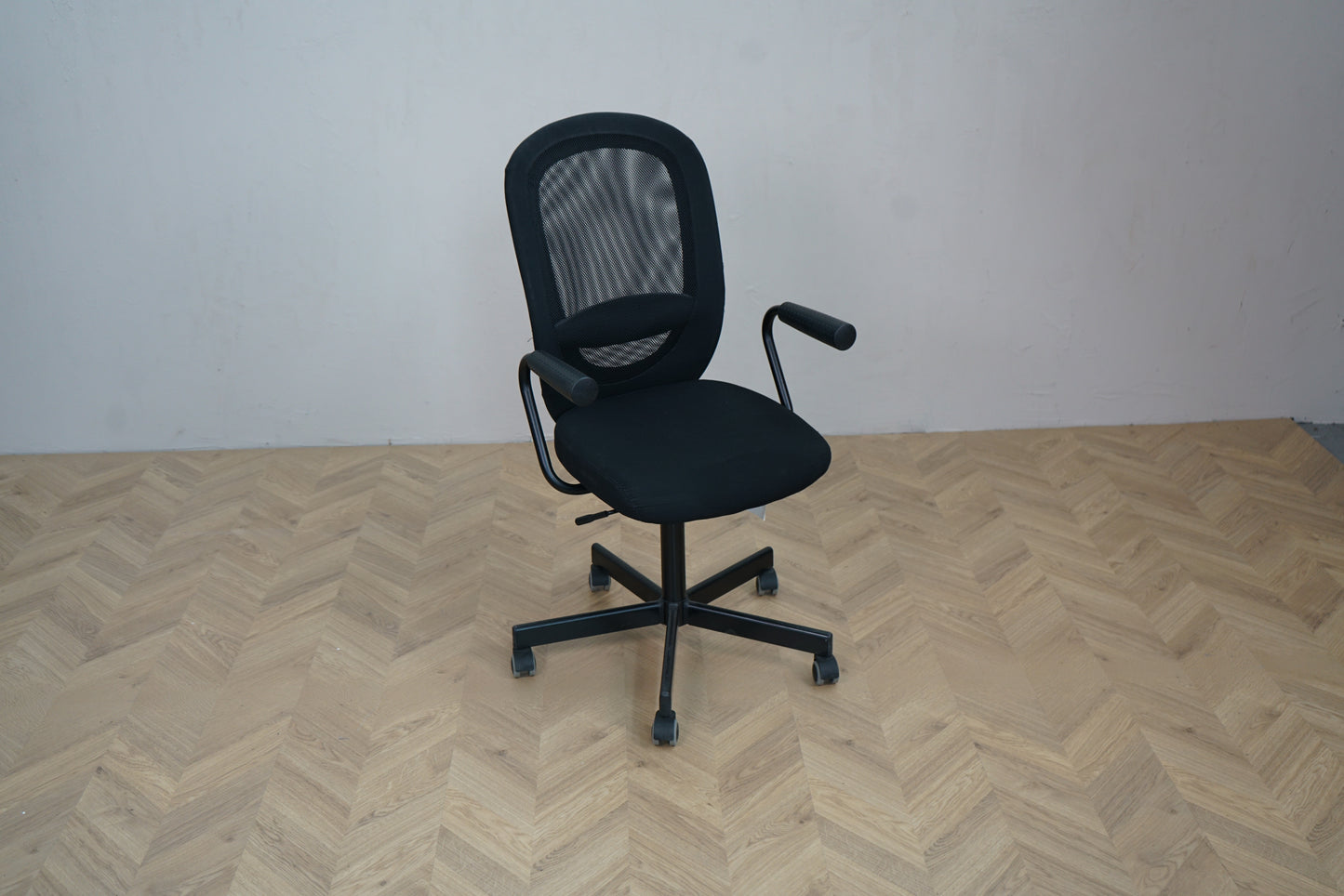 IKEA Flintan kontorstol i sort med ergonomisk design og hjul – skrå vinkel