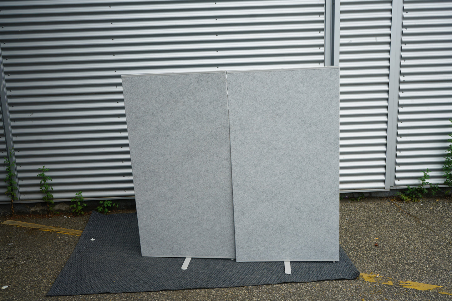 Frontvisning af IKEA gulvskærm 150x80 cm i grå, praktisk afskærmning til kontormiljø