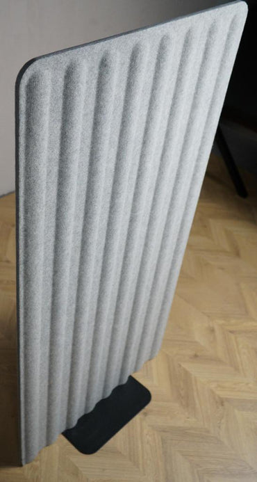 IKEA gulvskærm 150x80 cm i grå med sorte ben set skråt – fleksibel afskærmning til åbne kontormiljøer