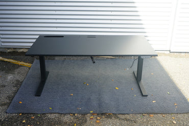 IKEA hæve-sænkebord i sort med kabelbakke og kabelgennemføring – set forfra