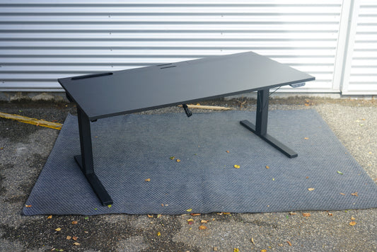 Sort IKEA hæve-sænkebord med kabelbakke – ergonomisk skrivebord til kontor